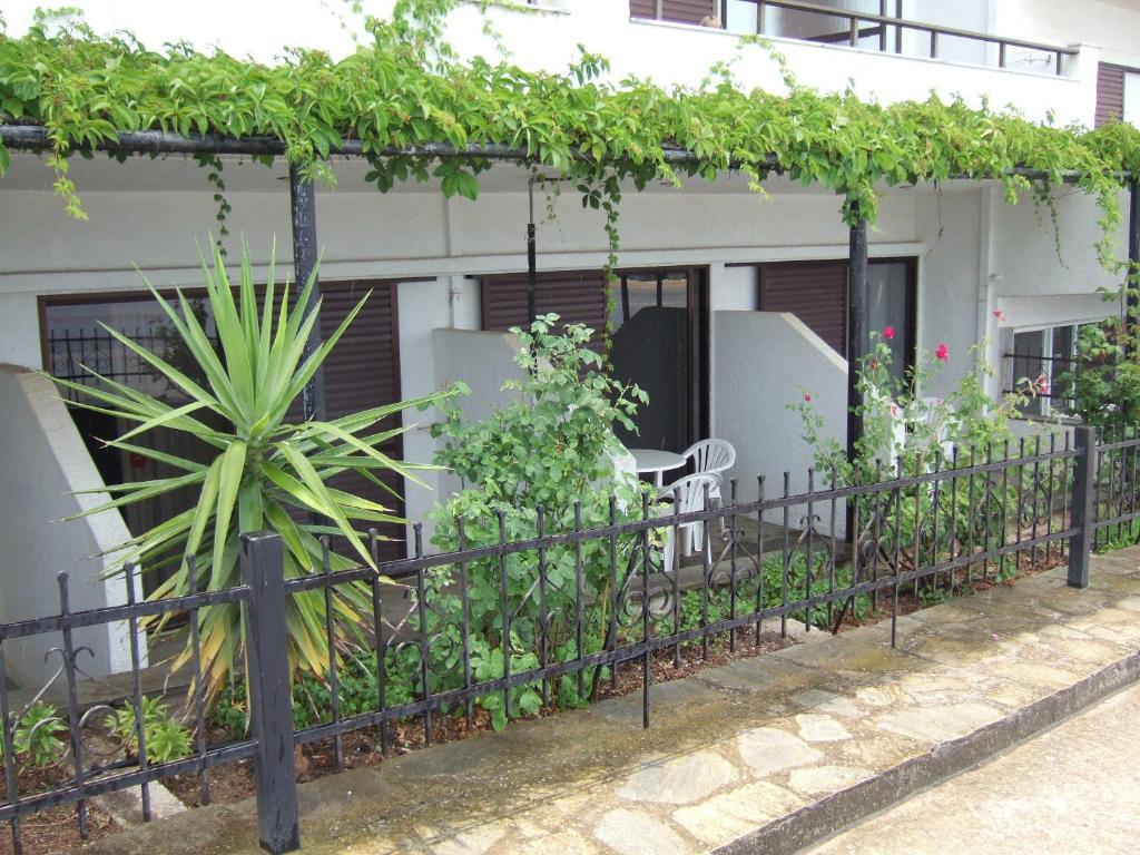 Kiwi Apartments Néa Fókaia Bagian luar foto